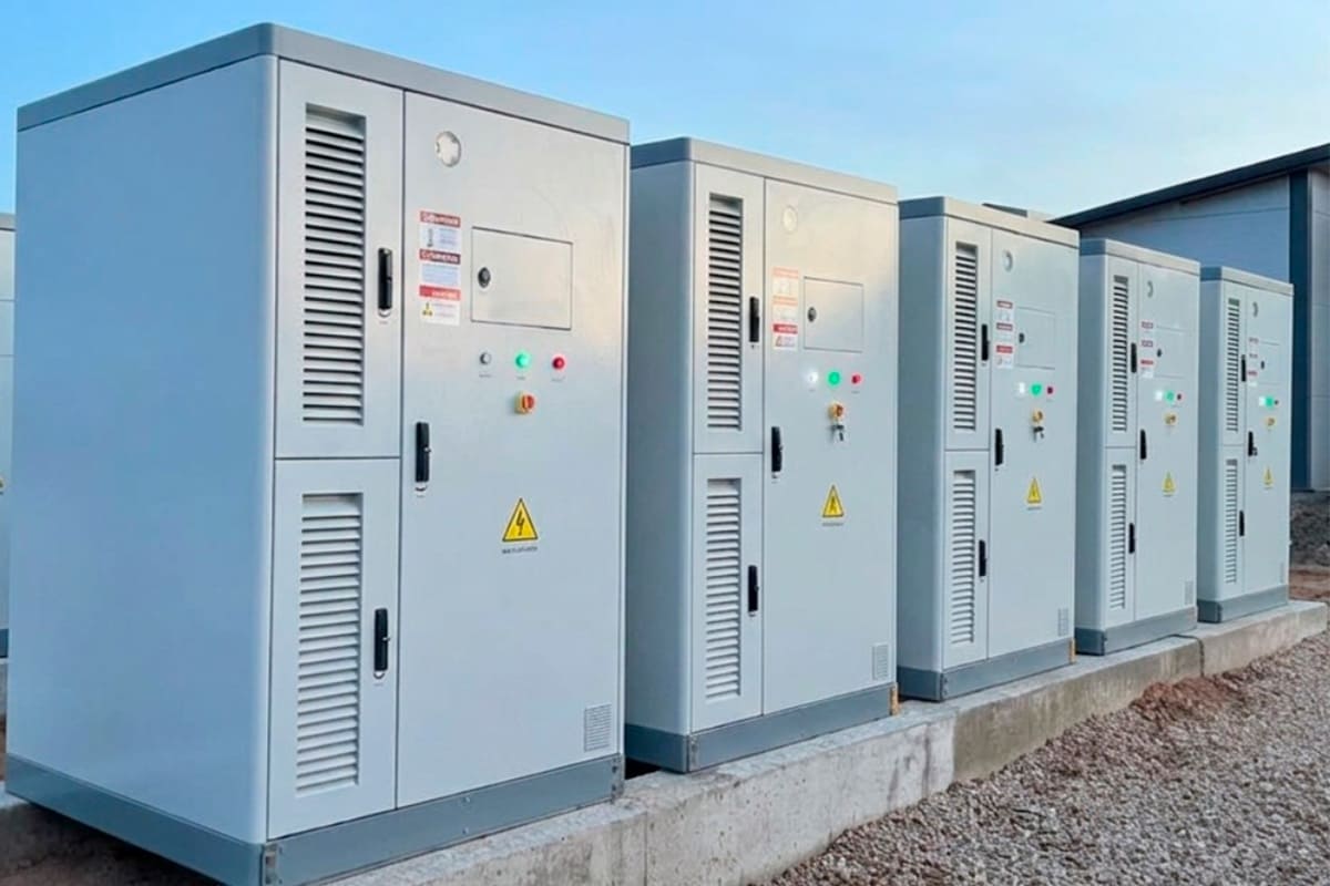 BESS and commercial solar cut business energy costs