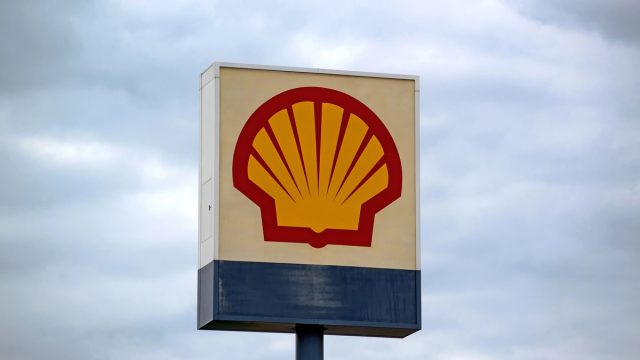 Rinnovabili • Big Oil profits could reach $53 billion in Q3 2026 as the Iran war drives crude prices up by over 50% and boosts refining margins.