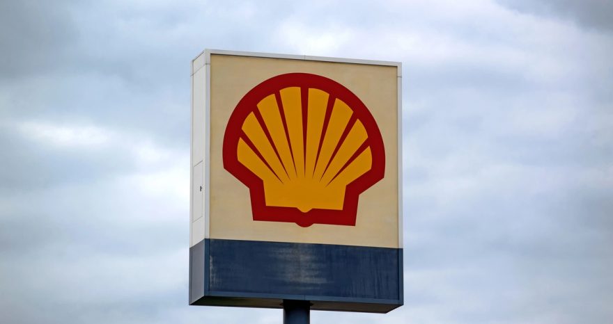 Rinnovabili • Big Oil profits could reach $53 billion in Q3 2026 as the Iran war drives crude prices up by over 50% and boosts refining margins.