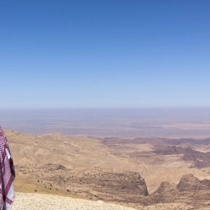 Rinnovabili • Strait of Hormuz attacks surge as Saudi Arabia comes under fire