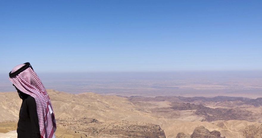 Rinnovabili • Strait of Hormuz attacks surge as Saudi Arabia comes under fire